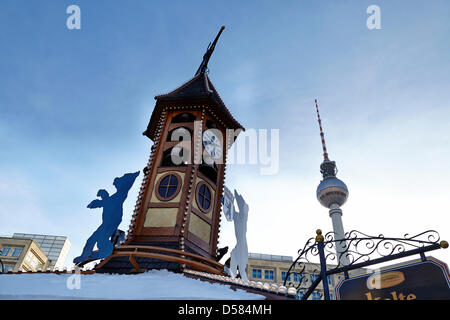 Berlin, Deutschland. 26. März 2013.  Der traditionelle Ostermarkt hat am Alexanderplatz in Berlin eröffnet. Besuchen Sie bei eisigen Temperaturen die Gäste den Markt. Stockfoto