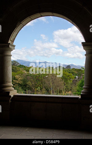 Blick von einer offenen Veranda im Centro Cultural Santo Domingo über die Jardín Etnobotánico zu den fernen Bergen. Stockfoto