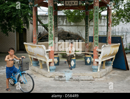 Zwei jungen in einem alten Tempel-Hof in Wenzhou, China. Stockfoto