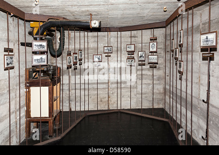 Denkmal in der deutschen Kommandobunker bei La Hougue Bie zum Gedenken an die Insulaner Gefangenen, Jersey, Kanalinseln, UK Stockfoto