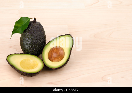 Reife Bio Avocado mit Textfreiraum Stockfoto