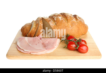 Frisch gebackene Bloomer Brot mit Schinken und Tomaten auf einem Holzbrett isoliert gegen weiß Stockfoto