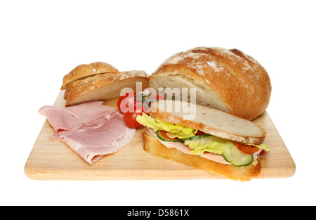 Frisch gebackene Bloomer Brot, Sandwich, Schinken und Tomaten auf einem Holzbrett isoliert gegen weiß Stockfoto