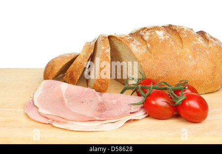 Frisch gebackene Bloomer Brot, Schinken und Tomaten auf einem Holzbrett Stockfoto