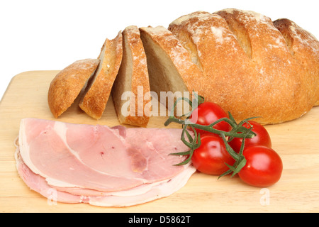 Frisch gebackene Bloomer Brot Brot mit Schinken und Tomaten auf einem Holzbrett Stockfoto