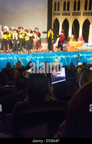 Eltern fotografieren mit iPad und Handys, Schulleistungen im Theater, Kairo, Ägypten Stockfoto