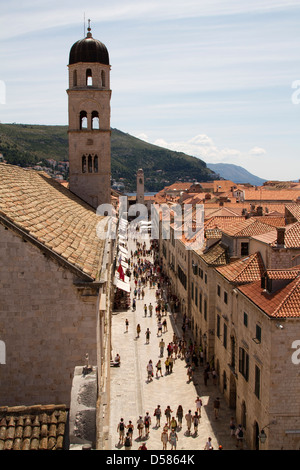 Touristen Fuß entlang der Stradun in der Altstadt von Dubrovnik, Kroatien Stockfoto