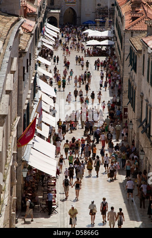 Touristen Fuß entlang der Stradun in der Altstadt von Dubrovnik, Kroatien Stockfoto