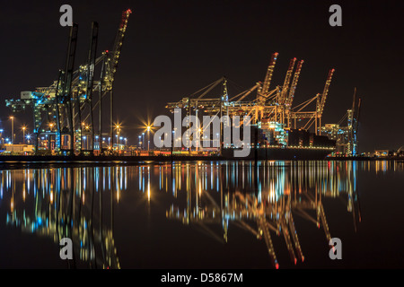 Southampton docks bei Nacht mit dem Container-Schiff, Frankfurt Express, geladen werden. Stockfoto