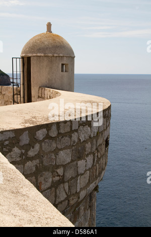 Aussichtsturm auf den Mauern der Altstadt von Dubrovnik, Kroatien Stockfoto