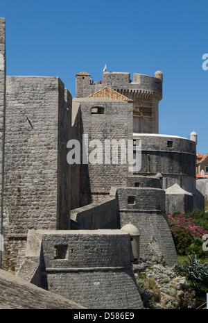 Minceta-Turm auf den Mauern der Altstadt von Dubrovnik, Kroatien Stockfoto