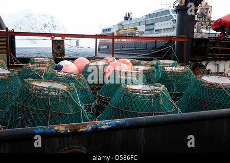 Königskrabbe Töpfe auf dem hinteren Deck eines Angeln Boot Honningsvag Hafen Finnmark Norwegen Europas Stockfoto