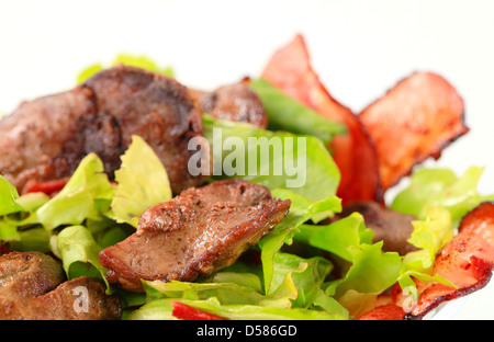 Hähnchen-Leber-Salat mit knusprigen Speckstreifen Stockfoto