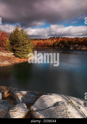 Schönen Herbstmorgen Landschaft Natur Landschaft am Lake George, Killarney provincial Park, Ontario, Kanada. Stockfoto