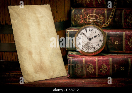 Alte Foto Papierstruktur, Taschenuhr und Bücher in Low-Key Stockfoto