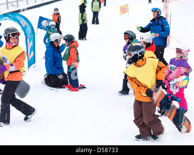 Kinder lernen, Snowboarden und Skifahren im Blue Mountain, Collingwood, Ontario, Kanada Ski Resort. Stockfoto