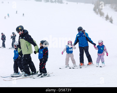 Kinder lernen Skifahren in Blue Mountain, Collingwood, Ontario, Kanada Ski Alpin Resort. Stockfoto