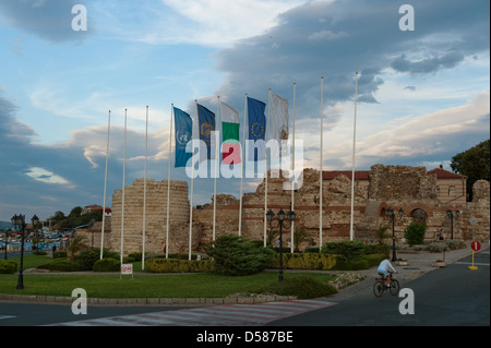 Nessebar, Bulgarien, Fahnen vor die byzantinische Festungsmauer Stockfoto