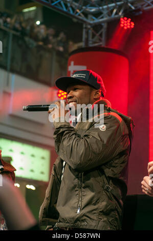 Berlin, Deutschland. 26. März 2013. 50 Cent und Media Markt präsentieren die Nachrichten 'SMS' Kopfhörer Kollektion Zeichen Autogramme im Einkaufszentrum Alexa in Berlin. Kredit: Kredit: Gonçalo Silva/Alamy Live-Nachrichten Stockfoto