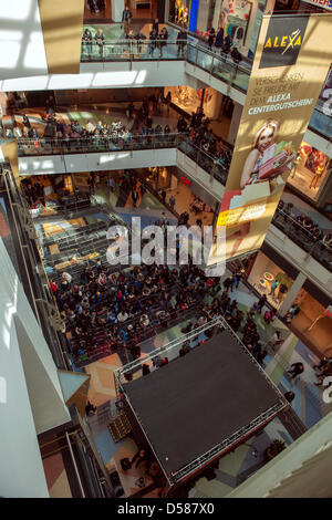 Berlin, Deutschland. 26. März 2013. 50 Cent und Media Markt präsentieren die Nachrichten 'SMS' Kopfhörer Kollektion Zeichen Autogramme im Einkaufszentrum Alexa in Berlin. Kredit: Kredit: Gonçalo Silva/Alamy Live-Nachrichten Stockfoto