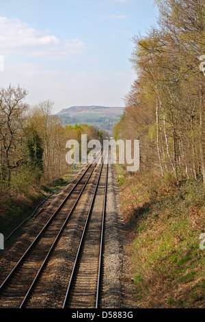 Die Bahnstrecke führt in Grindleford Derbyshire an der Hope Valley Line im Peak District England Stockfoto