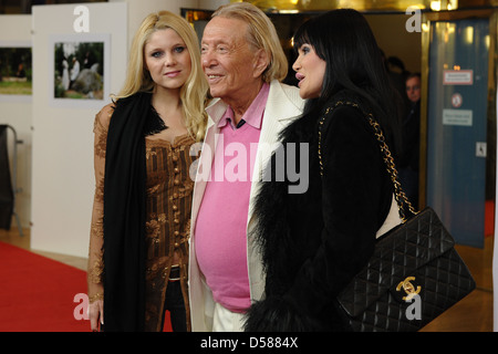 Yvonne Woelke, Rolf Eden und Djamila Rowe bei der Premiere von "The Big Eden" im Kino Cinema Paris. Berlin, Deutschland- Stockfoto