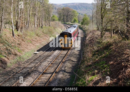 Klasse 158 Personenzug in Grindleford auf der Bahnlinie Hope Valley, Peak District National Park, Derbyshire England Landverkehr Stockfoto