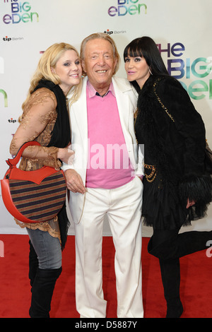 Yvonne Woelke, Rolf Eden und Djamila Rowe bei der Premiere von "The Big Eden" im Kino Cinema Paris. Berlin, Deutschland- Stockfoto