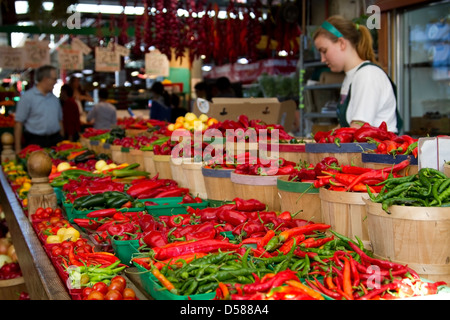 Paprika-Verkäufer bei Jean-Talon Marche in Montreal, Kanada Stockfoto