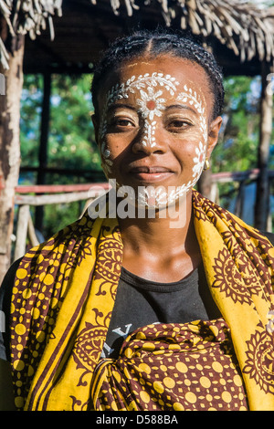 Madagassischen Frau von Ethnizität Sakalava mit traditionellen Lack Maske auf der Insel Nosy Be, nördlich von Madagaskar. Stockfoto