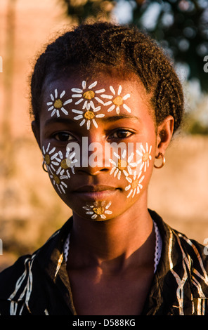 Porträt des madagassischen Frau mit typischen Maske der Sakalava Volksgruppe in Nosy Be, Madagaskar Stockfoto
