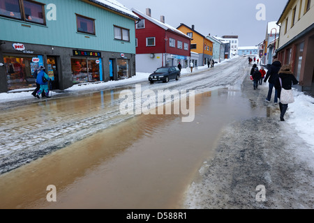 Pools von Auftauen Wasser aus Eis am wichtigsten shopping Strasse Storgata Honningsvag Finnmark-Norwegen-Europa Stockfoto