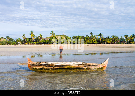 Madagassische Fischer angeln in der Nähe von Insel Nosy Be, Norden von Madagaskar Stockfoto