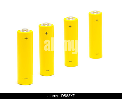 Reihe von gelben AA-Batterien der Größe auf einem weißen Hintergrund. Stockfoto
