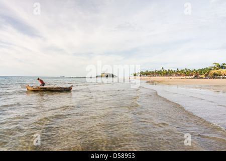 Madagassische Fischer angeln in der Nähe von Insel Nosy Be, Norden von Madagaskar Stockfoto