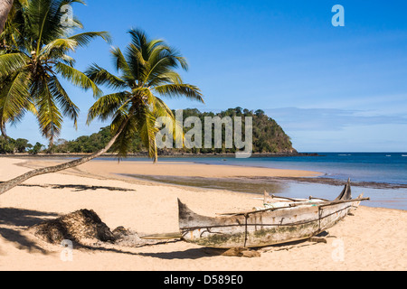 Schönen tropischen Sandstrand, Seelandschaft mit Palmen Stockfoto