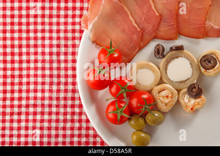 Kalte Vorspeise, Teller mit sortierten Aufschnitt traditionellen in den Mittelmeerländern Stockfoto