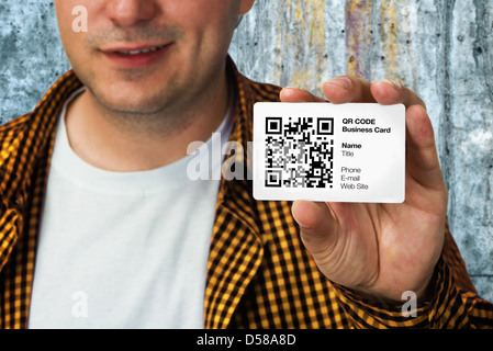 Bauarbeiter halten einen QR-Code-Visitenkarten, Einführung Geschäftskonzept. Stockfoto