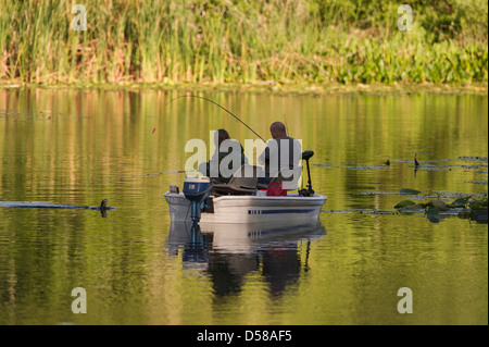 Ein paar Bass Angeln am Fluss Haines Creek Lake County Leesburg, Florida in der Abenddämmerung. Stockfoto