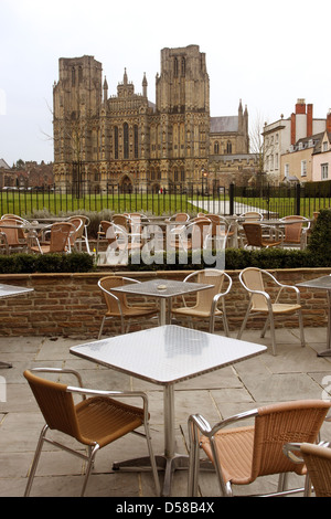 Leeres Café Tische und Stühle vor dem Dom Grün in Wells, Somerset, England, UK festgelegten. März 2013 Stockfoto