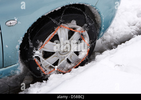 Fahrzeug mit Schneeketten ausgestattet Auto in schweren winter Schneesturm Herzinfarkt uk Stockfoto