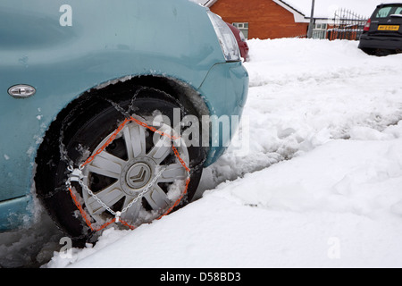 Fahrzeug mit Schneeketten ausgestattet Auto in schweren winter Schneesturm Herzinfarkt uk Stockfoto