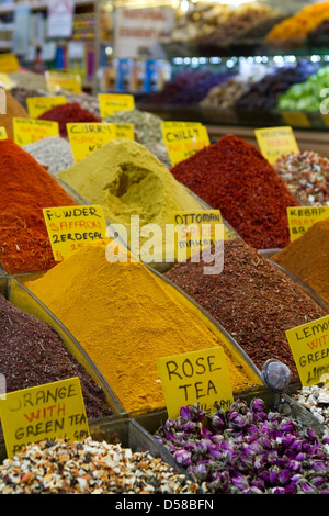 Vielfalt der Gewürze zum Verkauf auf dem Gewürz-Basar in Istanbul, Türkei Stockfoto