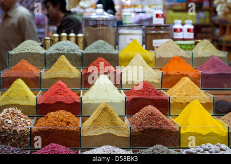 Vielfalt der Gewürze zum Verkauf auf dem Gewürz-Basar in Istanbul, Türkei Stockfoto