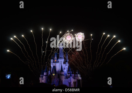 Wünsche Feuerwerk Cinderella Castle in Disneys Magic Kingdom Orlando Florida Stockfoto