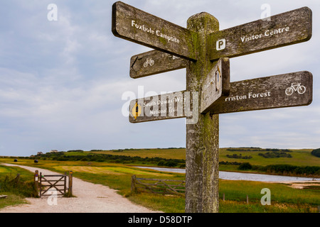 Ein Wegweiser auf den South Downs Way in der Nähe von Cuckmere Haven in Sussex, England. Dies ist in den sieben Schwestern Country Park. Stockfoto