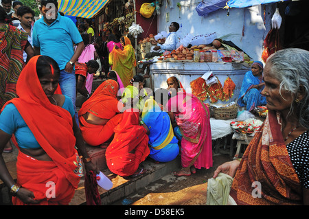 Blick auf den Eingang zu den Haupt-Ghat in Varanasi Stockfoto