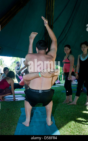 Bali, Indonesien-20. März 2013: Reihen von männlichen und weiblichen Erwachsenen, auf bunten Matten in einem Yoga-Kurs auf Bali Spirit Festival liegen. Stockfoto