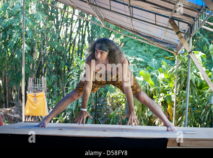 Bali, Indonesien-20. März 2013: Reihen von männlichen und weiblichen Erwachsenen, auf bunten Matten in einem Yoga-Kurs auf Bali Spirit Festival liegen. Stockfoto