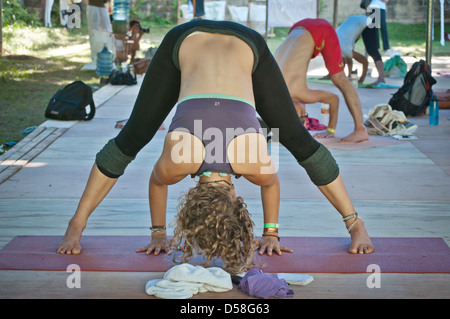 Bali, Indonesien-20. März 2013: Reihen von männlichen und weiblichen Erwachsenen, auf bunten Matten in einem Yoga-Kurs auf Bali Spirit Festival liegen. Stockfoto